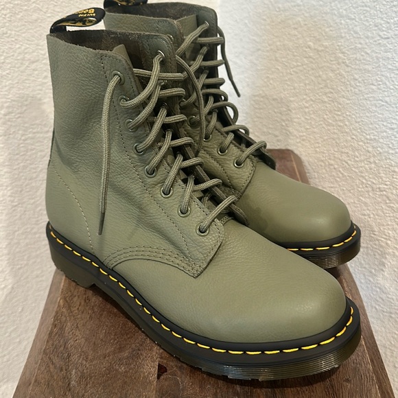 Dr. Martens Shoes - Dr. Martens 1460 WOMEN'S PASCAL VIRGINIA LEATHER ANKLE BOOTS Size US 9 EUR 41